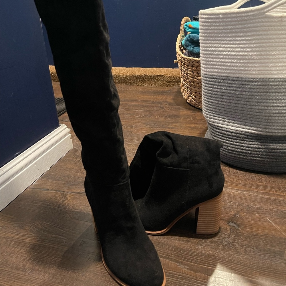 Knee high black boots with heel size 8